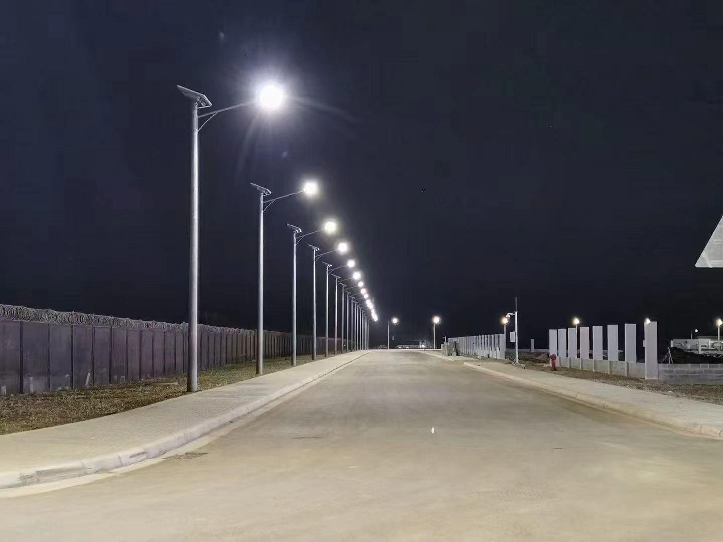 What are the advantages and disadvantages of solar street lights
